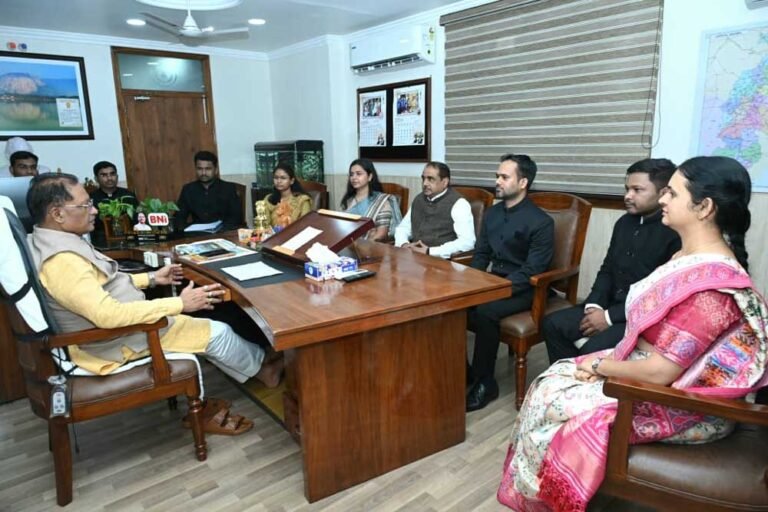 प्रशासनिक सेवा जनविश्वास अर्जित करने का माध्यम, संवेदनशीलता और पारदर्शिता को बनाएं कार्यशैली का आधार