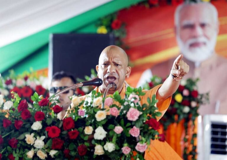 गोरखपुर में मुख्यमंत्री योगी आदित्यनाथ के नेतृत्व में भव्य तिरंगा यात्रा में शामिल हुए हजारों लोग