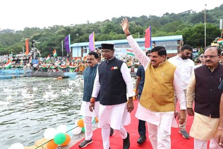 मुख्यमंत्री डॉ. यादव विशाल नौका तिरंगा यात्रा में हुए शामिल