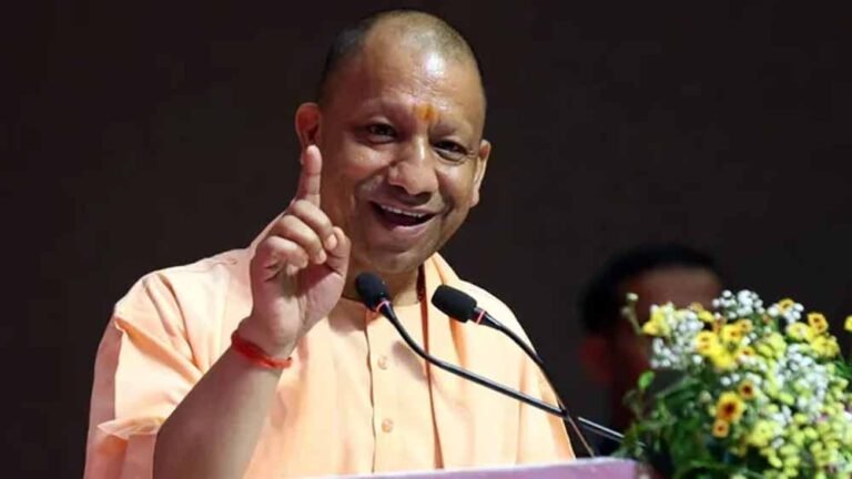 मनुस्मृति विवाद पर राहुल गांधी को योगी की खरी-खरी, भारत की विरासत पर उठाए सवाल
