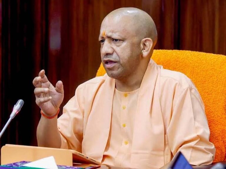 यूपी के बुनकरों को सीएम योगी का तोहफा, 40 हजार हस्तशिल्पियों को मिला लाभ