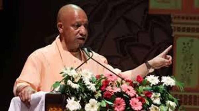 हथकरघा दिवस समारोह में योगी का तंज, बबुआ पर साधा निशाना