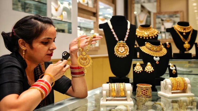 सोना ₹1,000 तक सस्ता, चांदी में ₹2,600 की गिरावट; सुबह-सुबह बदले Gold-Silver के रेट
