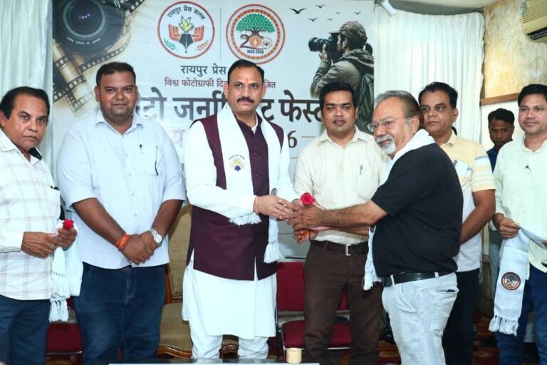 तस्वीरों में उतरा छत्तीसगढ़,  फोटो जर्नलिस्टों का हुआ सम्मान