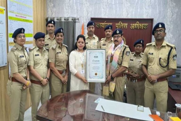 जीआरपी इंदौर अंतर्गत 16 रेलवे स्टेशनों पर एक साथ 4,013 नागरिकों ने बनाई मानव श्रृंखला