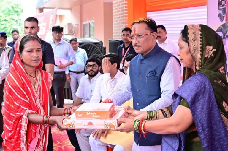 रक्षाबंधन पर ‘विष्णु भैया’ ने 50 बहनों को दिया आत्मनिर्भरता का उपहार, सौंपे ई-रिक्शा