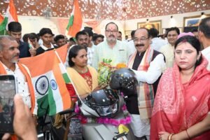 उप मुख्यमंत्री ने 11 दिव्यांगजनों को तिपहिया स्कूटी, सर्प मित्रों को दिए सुरक्षा किट