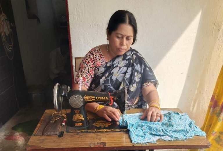 ग्राम दौना की संतोषी डहरिया दो महिलाओं को भी दे रहीं रोजगार