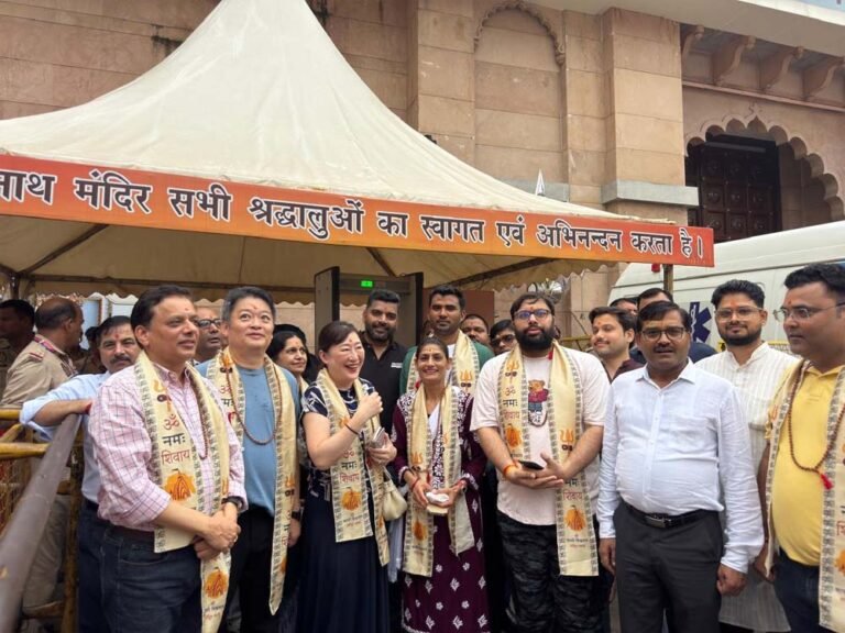 जापानी मेहमानों ने भव्य और दिव्य बाबा विश्वनाथ धाम की आध्यात्मिक आभा को भी निहारा