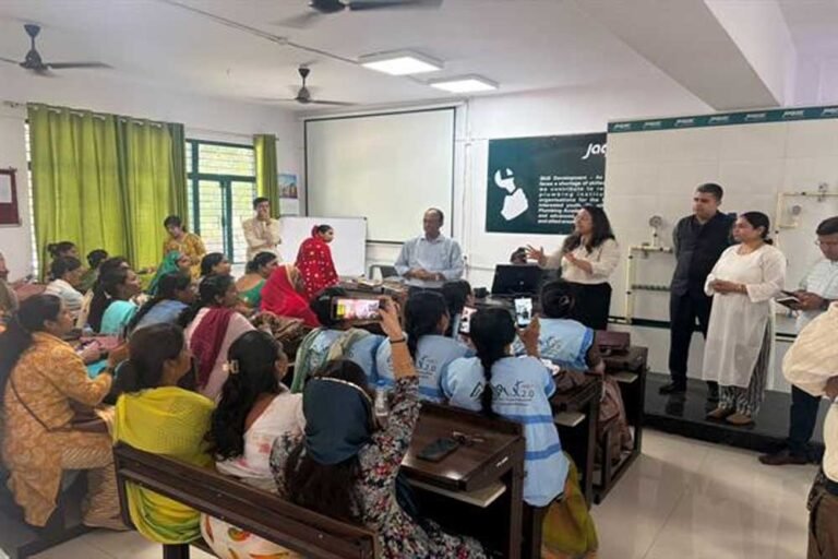 शासकीय आईटीआई भोपाल एवं इंदौर में महिलाओं को दिया जा रहा प्रशिक्षण