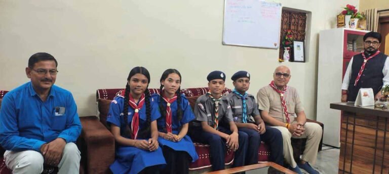 विश्व स्कार्फ दिवस पर सांसद, कलेक्टर सहित जनप्रतिनिधियों एवं अधिकारियों को पहनाया गया स्काउट स्कार्फ