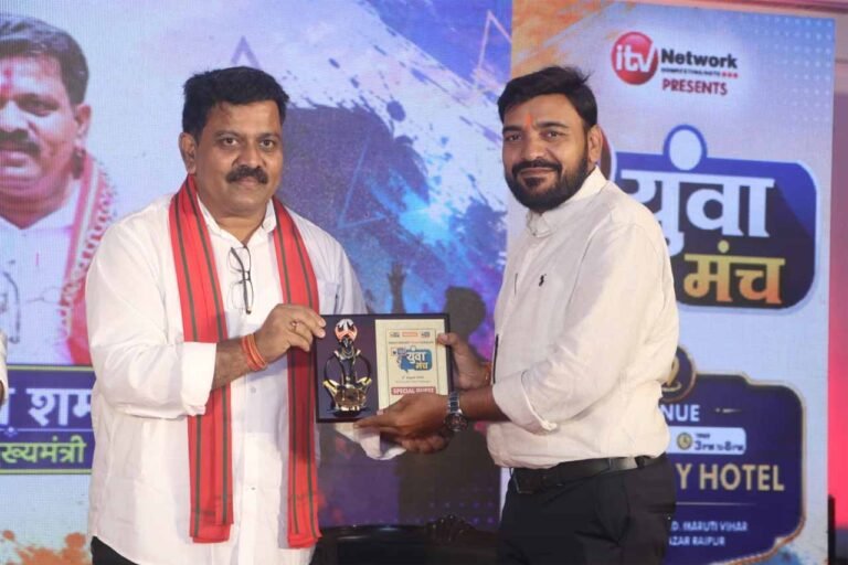 उपमुख्यमंत्री विजय शर्मा ने युवा मंच में किया सम्मानित