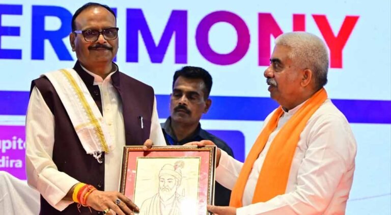 UP Tex-2026 में ब्रजेश पाठक का बड़ा बयान, बोले- नई तकनीक और निवेश से तेजी पकड़ रहा उत्तर प्रदेश का वस्त्र उद्योग