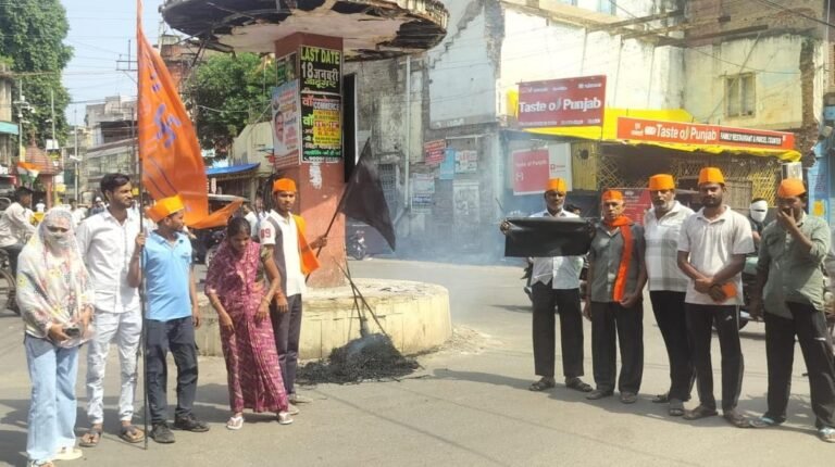हिन्दू महासभा ने काले झंडों के साथ प्रदर्शन कर केंद्र सरकार का पुतला जलाया ,