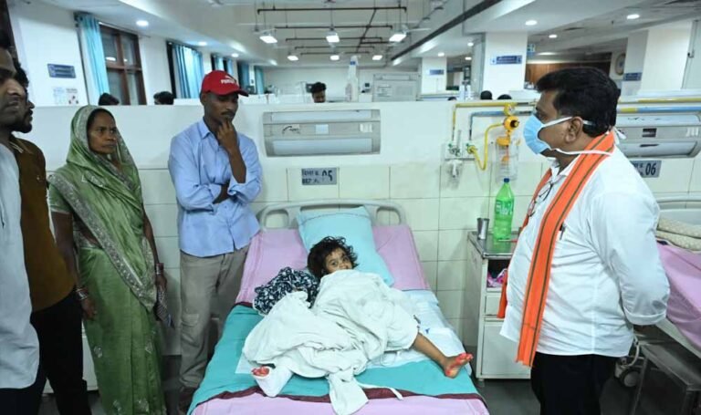 महाराष्ट्र सड़क हादसे के घायलों से मिले विजय शर्मा, एम्स रायपुर पहुंचकर जाना हाल