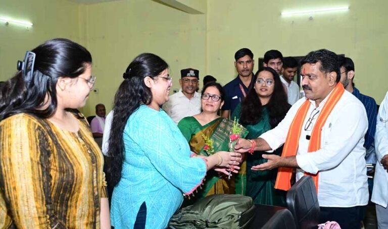 ‘डॉक्टर बनना मंजिल नहीं, समाज की सेवा करना असली लक्ष्य’: डिप्टी सीएम विजय शर्मा