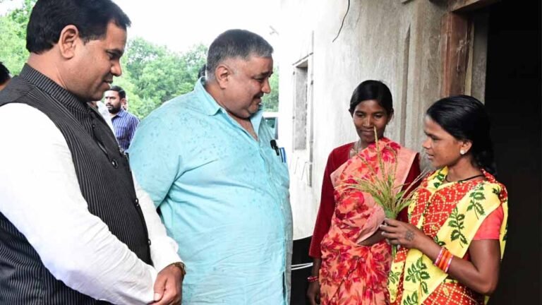 लखपति दीदी भानुकला बैगा की सफलता को मंत्री ने सराहा, योजनाओं से बदली ग्रामीणों की जिंदगी