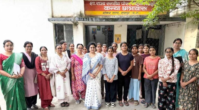 राज्य महिला आयोग अध्यक्ष डॉ. ममता साहू ने किया कन्या छात्रावास का औचक निरीक्षण