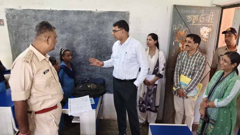 पौधरोपण कर विद्यार्थियों को दें देखभाल की जिम्मेदारी-कलेक्टर