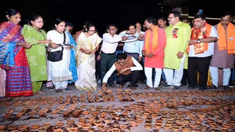 आशीर्वाद का दीया’ से जगमगाया रायगढ़, सिंदूर पार्क में 40 हजार से ज्यादा दीपों से रोशन हुआ शहर