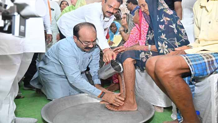 लोरमी में सेवा और सम्मान की मिसाल, अरुण साव ने पेंशनधारियों के पैर धोकर किया अभिनंदन