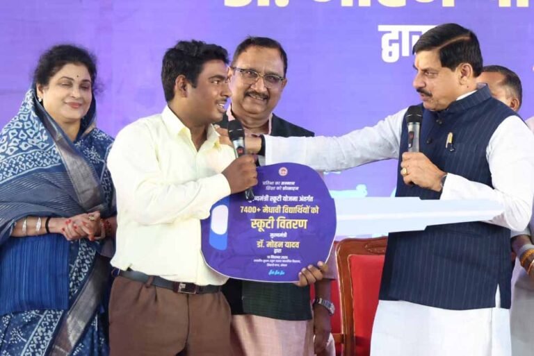 7,400+ मेधावी छात्रों को मिली ई-स्कूटी, छात्रा के साथ स्कूटी पर सवार हुए CM मोहन यादव