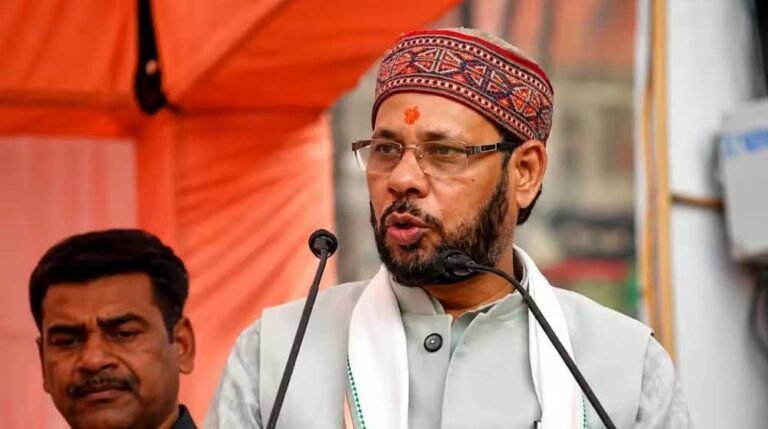 सपा कार्यालय के लगी होर्डिंग पर ब्राह्मणों को घुटनों के बल बैठा दिखाया, मनोज पांडेय बोले- ये बर्दाश्त नहीं