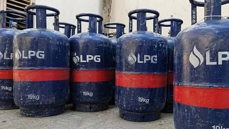 सितंबर के पहले दिन LPG को झटका, कमर्शियल सिलिंडर की कीमत 9.50 रुपये बढ़ी