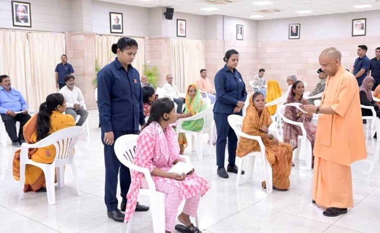 छोटी-छोटी घटनाओं में उदासीनता व लापरवाही बर्दाश्त नहीं होगीः सीएम योगी