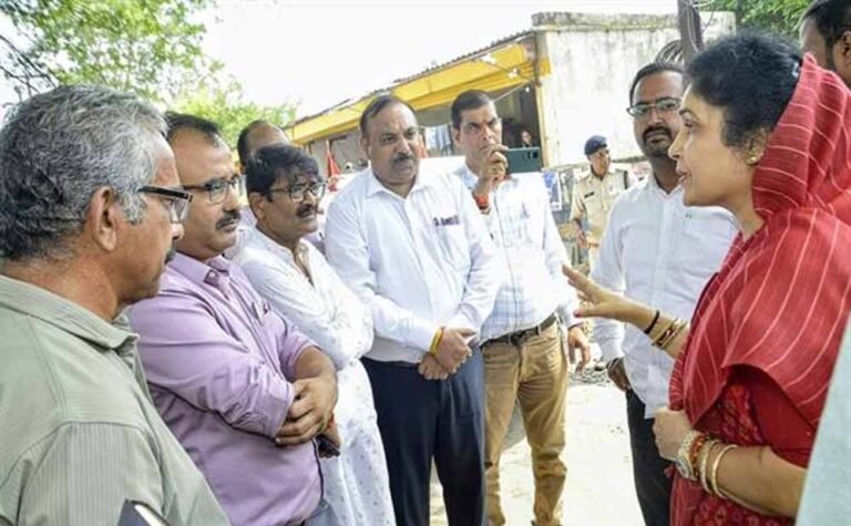 राज्यमंत्री गौर मार्गों के गड्ढे तत्काल भरने और बंद स्ट्रीट लाइटें चालू करने के दिए निर्देश