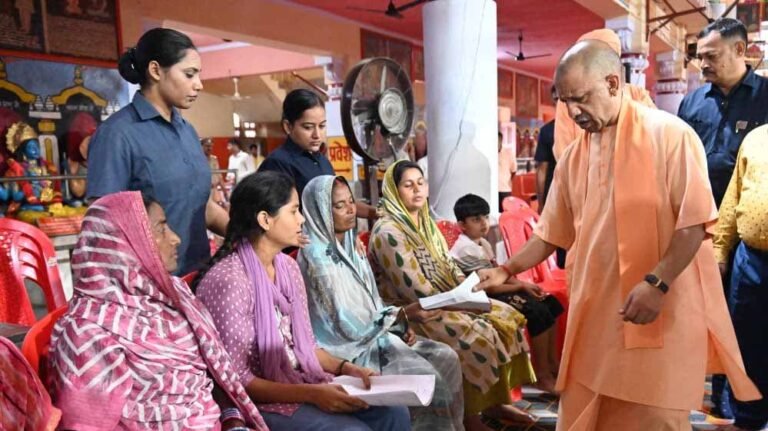 CM योगी का जनता दर्शन, बोले- कब्जामुक्त कराएं जमीन, दबंगों पर होगी कानूनी कार्रवाई