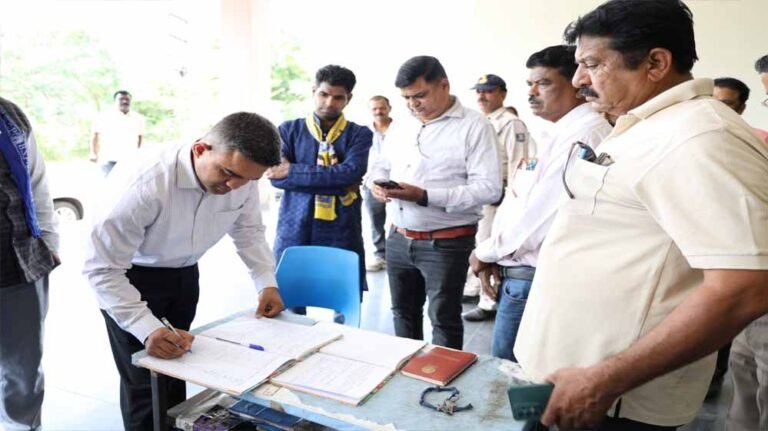 कलेक्टर मिश्रा ने किया EVM गोदाम का निरीक्षण, सुरक्षा व्यवस्था का लिया जायजा
