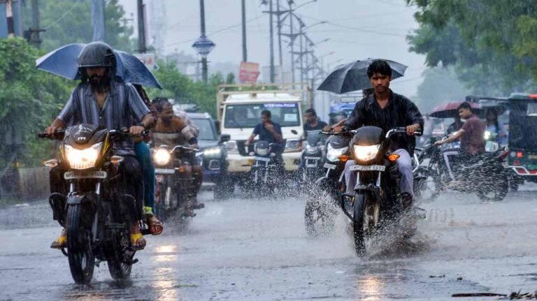 MP में भारी बारिश का अलर्ट, सतना में स्कूलों की छुट्टी बढ़ी