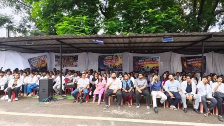 रायपुर में जूनियर डॉक्टरों का प्रदर्शन जारी, 17 सूत्रीय मांगों पर अड़े; OPD बंद