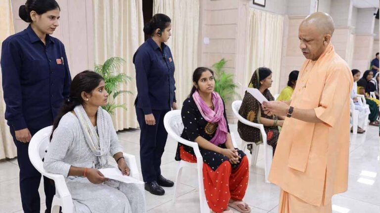 रायबरेली से आए बुजुर्ग की पीड़ा सुन मुख्यमंत्री ने तत्काल दोषियों पर कार्रवाई का दिया निर्देश