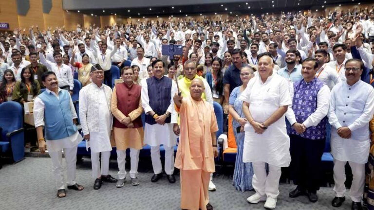 मुख्यमंत्री योगी आदित्यनाथ ने इंदिरा गांधी प्रतिष्ठान में चयनित अभ्यर्थियों को सौंपे नियुक्ति पत्र
