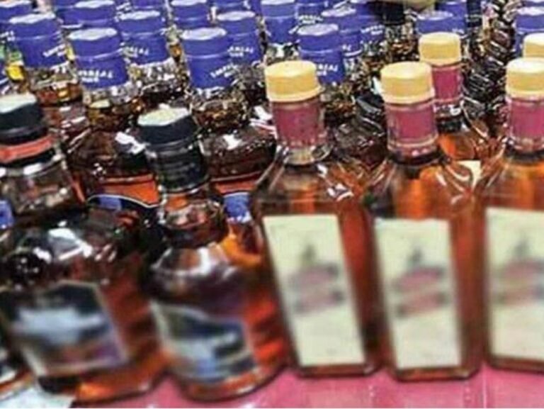 बीकानेर में चुनाव से पहले शराब का जखीरा पकड़ा, कार से राजनीतिक दल का दुपट्टा भी मिला