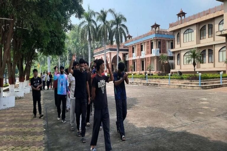 मैस में इल्लियां और फंगस लगी ब्रेड मिली, 70 किलो सामान मौके पर नष्ट