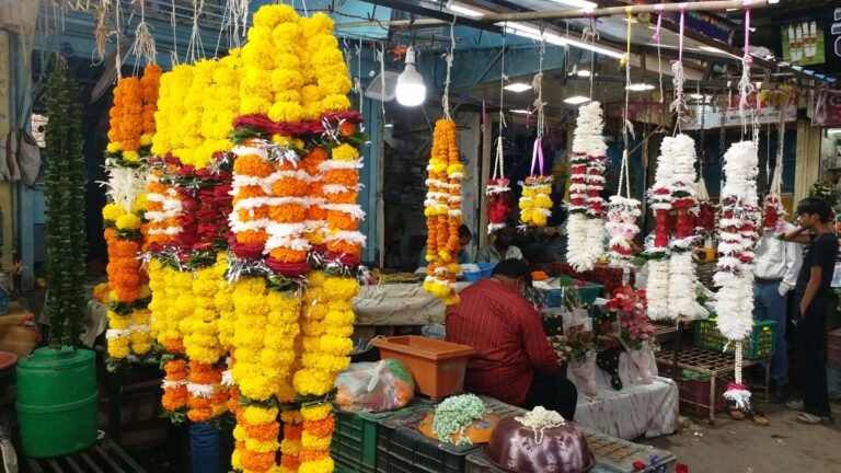 बारिश और बढ़ती मांग से फूलों की कीमतों में 60% तक उछाल