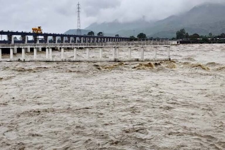 गंडक-राप्ती समेत कई नदियां उफान पर, यूपी के जिलों में बढ़ा बाढ़ का खतरा