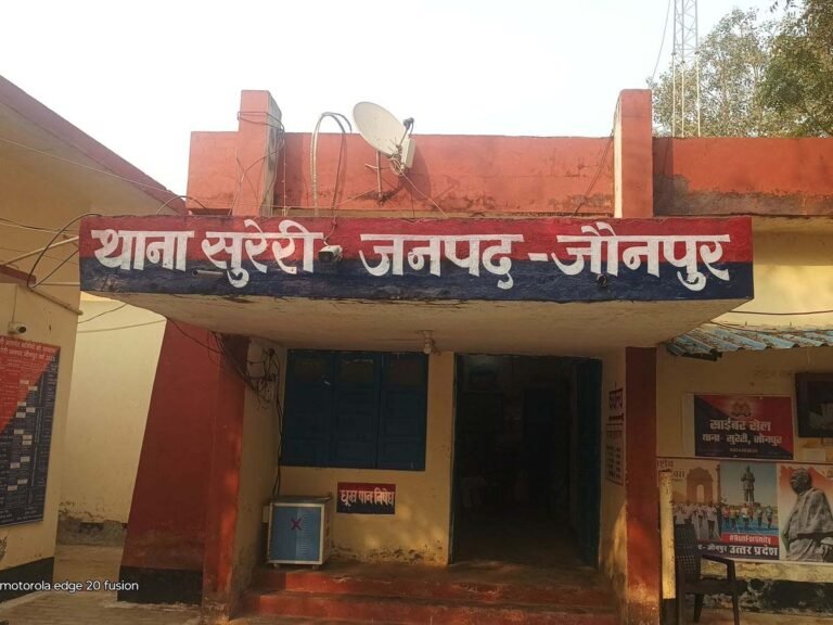 कारोबारियों को थाने में लूटने वाला थानेदार फरार, भाइयों ने किया सरेंडर