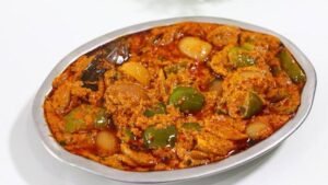 रोज की सब्जी से हो गए हैं बोर? बनाएं झटपट शिमला मिर्च बेसन भुर्जी