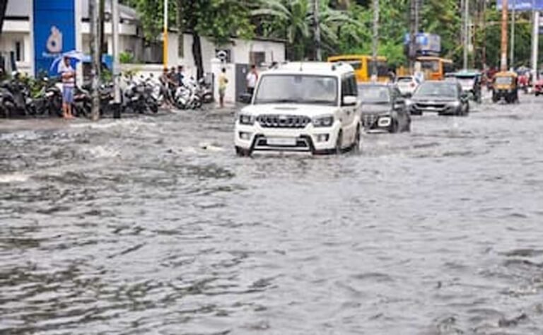 ग्वालियर-चंबल और सागर संभाग में तेज बारिश का अलर्ट, उज्जैन में गिरा महाकाल द्वार; शिवपुरी में हादसा