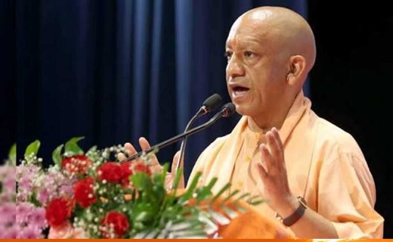 वाराणसी में बाढ़ प्रभावितों के राहत सामग्री वितरण कार्यक्रम में सम्मिलित हुए मुख्यमंत्री योगी आदित्यनाथ