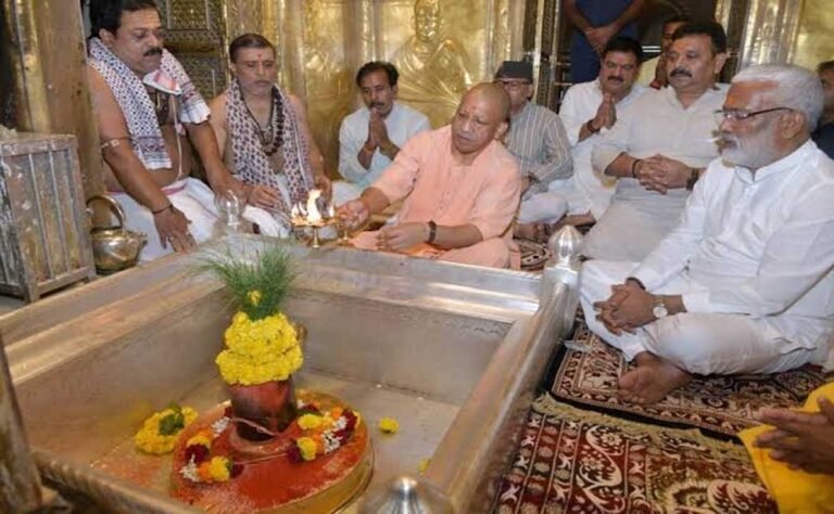 मुख्यमंत्री ने कालभैरव और बाबा विश्वनाथ की चौखट पर मत्था टेका