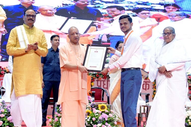 निष्पक्ष और पारदर्शी भर्ती प्रक्रिया पर जोर, मुख्यमंत्री योगी आदित्यनाथ ने नवचयनित युवाओं को सौंपे नियुक्ति पत्र