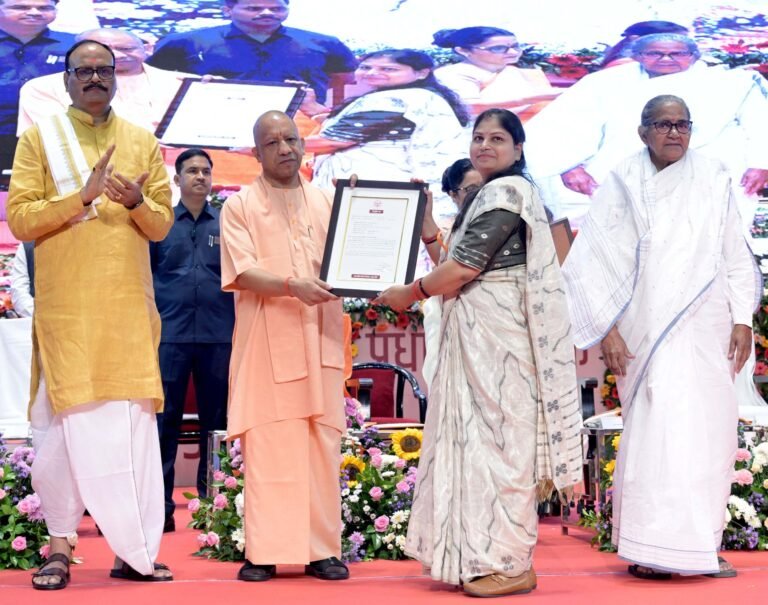 मुख्यमंत्री योगी आदित्यनाथ ने बांटे नियुक्ति पत्र, मंच पर 12 अभ्यर्थियों को सौंपे पत्र
