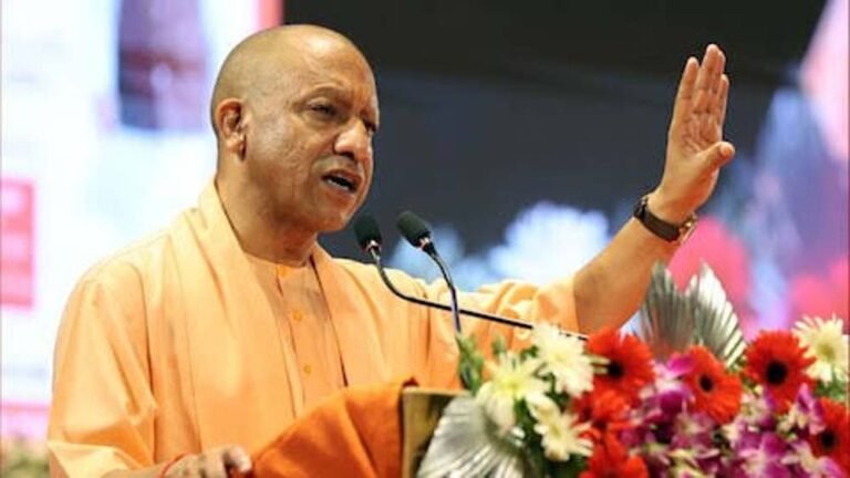 जनता दर्शन में सीएम योगी के निर्देश, लापरवाही पर होगी कार्रवाई; शिकायतों का समयबद्ध निस्तारण