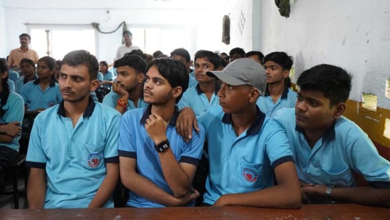 बाराबंकी में ‘रंग दे बसंती’ युवा संवाद, छात्रों को मिला नवाचार और AI का खास गुरुमंत्र