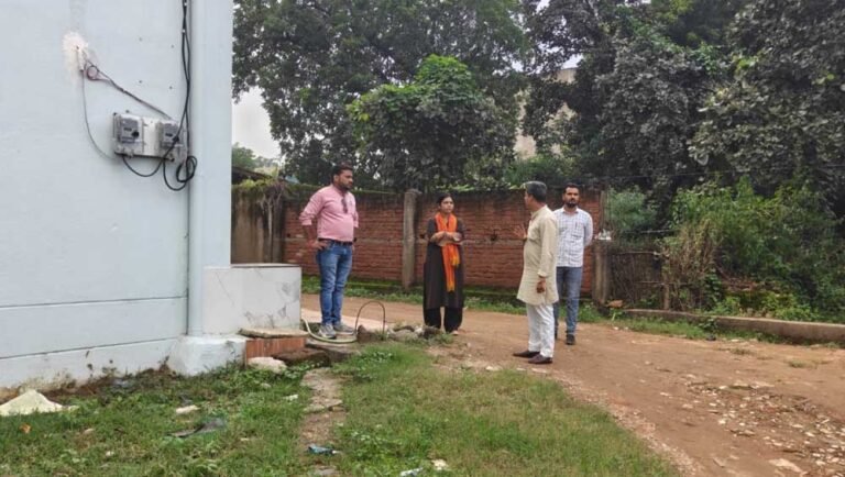 सीएमओ ने नगर का किया मैदानी भ्रमण, मूलभूत सुविधाओं से जुड़ी समस्याओं के शीघ्र निराकरण के दिए निर्देश
